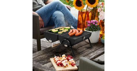 asztali grill használatban egy erkélyen