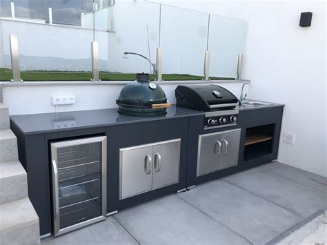 beépíthető grill egy modern kültéri konyhában
