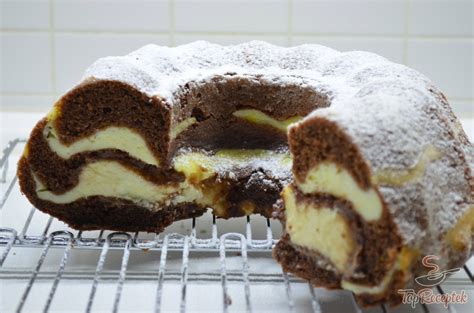 Túrós kuglóf friss gyümölcsökkel