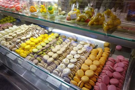 Párizsi cukrászda kirakata macarondokkal