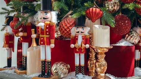 Diótörő figura a karácsonyi díszek között