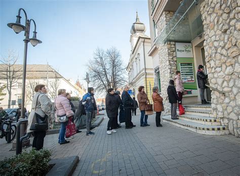 Zalaegerszeg belvárosa éjszaka, fényekkel