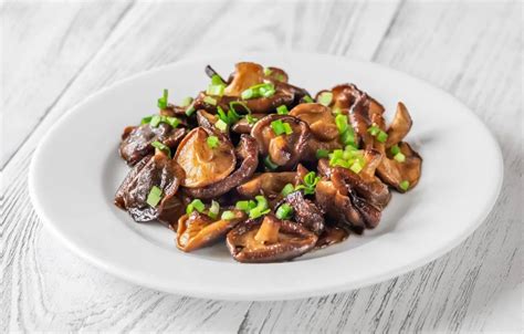 Friss shiitake gomba serpenyőben