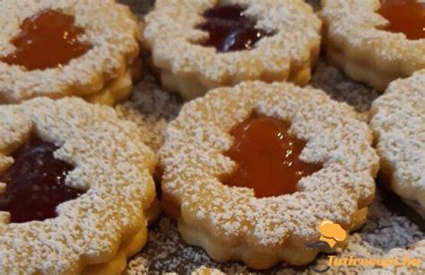 Sárga linzer karácsonyi díszítéssel
