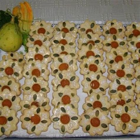 Sárga linzer különböző töltelékekkel