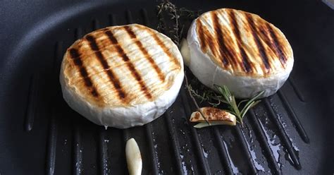 Grillezett camembert sajtok fűszerekkel