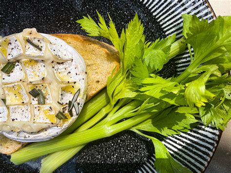 Grillezett camembert tálalása friss kenyérrel és lekvárral