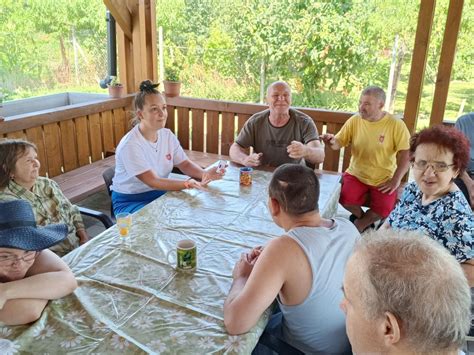 Családtagok közös étkezése a szabadban