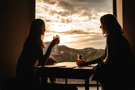 Hangulatos étkezőhely a teraszon, kilátással a tóra