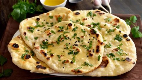 Indiai naan frissen elkészítve, fűszerekkel