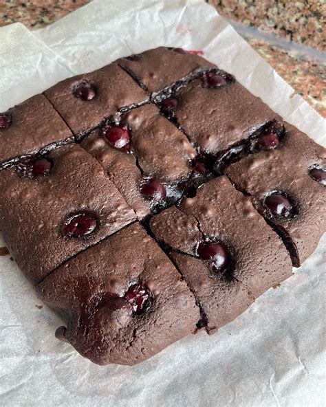 A brownie a sütőből kivéve, közepén még remegős állaggal