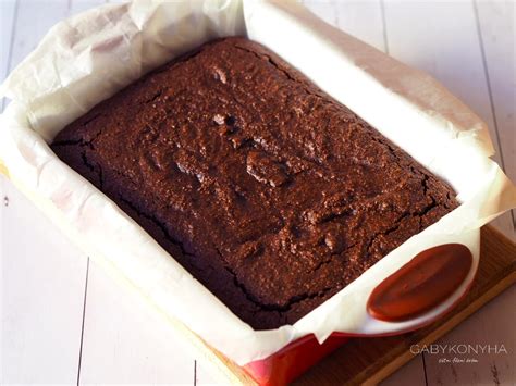 Brownie tészta tűpróba után, láthatóan ragacsos maradvánnyal