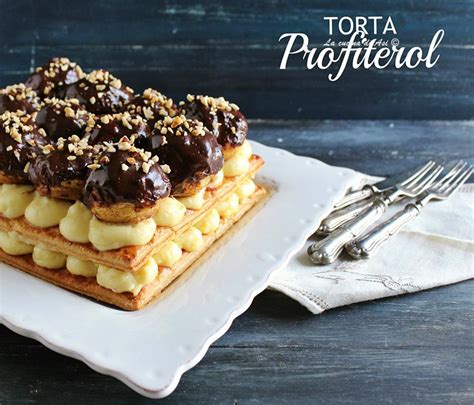 Profiterol torta felszolgálva