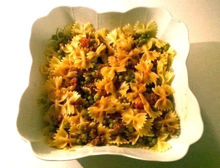 Bolognai ragus farfalle zöldborsóval