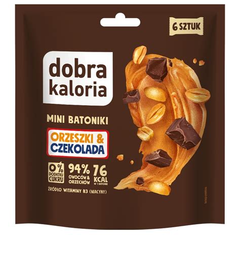 tálalt blondie szeletek vaníliafagylalttal és gyümölcsszósszal
