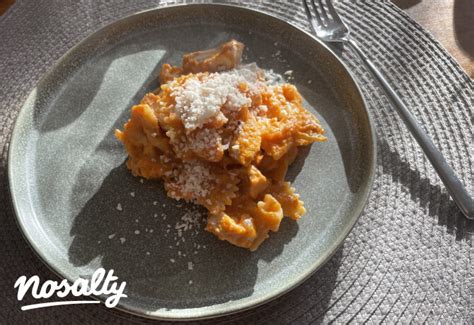 Spenótos-darált húsos farfalle parmezánnal tányéron