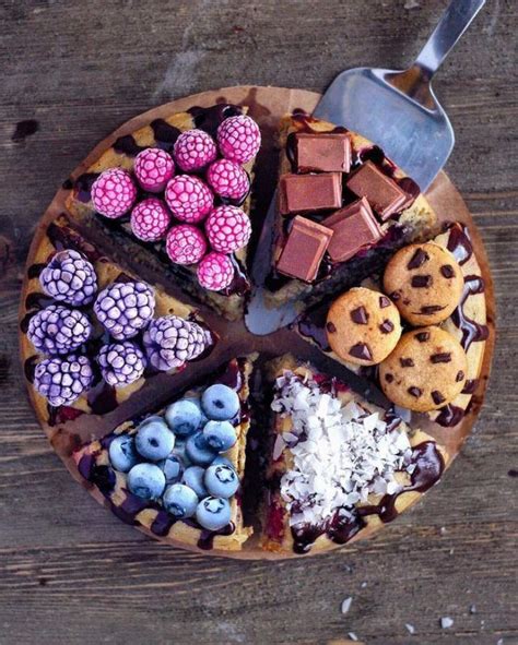 különböző gyümölcsökkel díszített muffinok