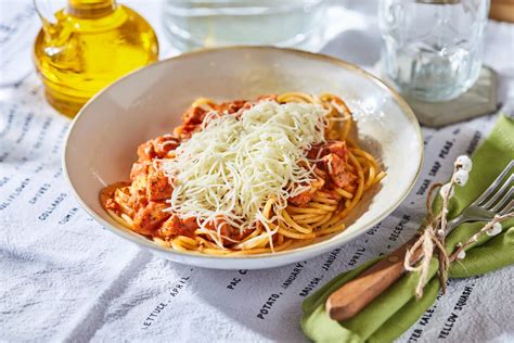Gombás spagetti egy tányéron, friss petrezselyemmel és parmezánnal
