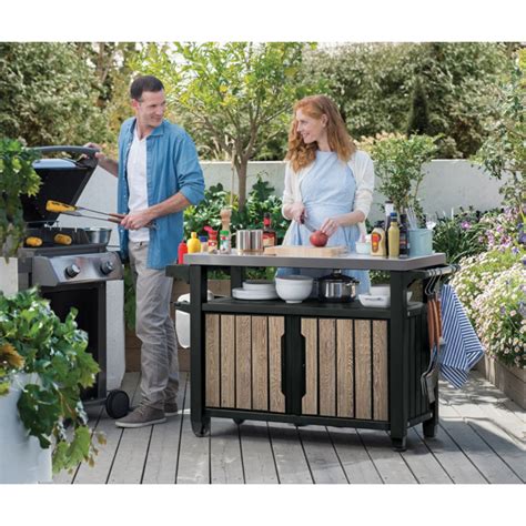 A Curver Unity XL grill asztal elegáns grafit szürke színben, modern kerti környezetben