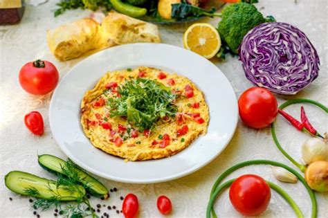 Zöldséges omlett friss zöldségekkel és teljes kiőrlésű pirítóssal