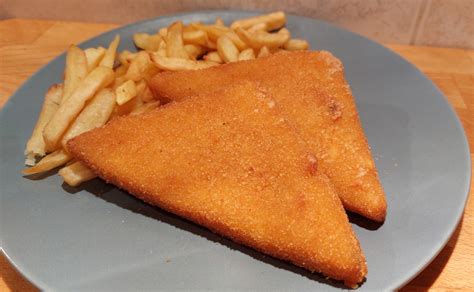 Rántott sajt tányéron sült krumplival és salátával