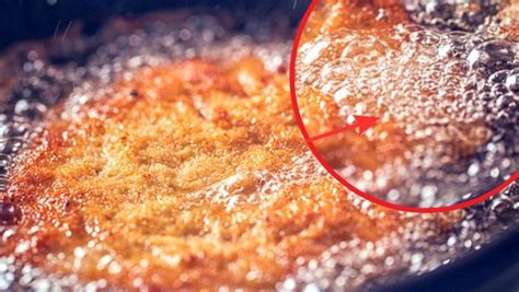 Panírozott sajtszeletek a serpenyőben sütés közben