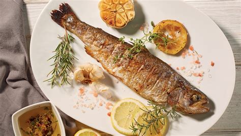 Grillezett hal friss fűszerekkel