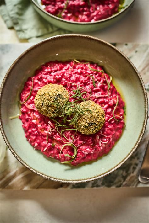 Céklás nudli spenótos mártással