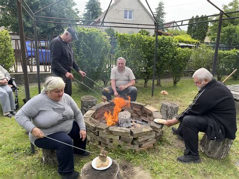 Család szalonnasütés közben