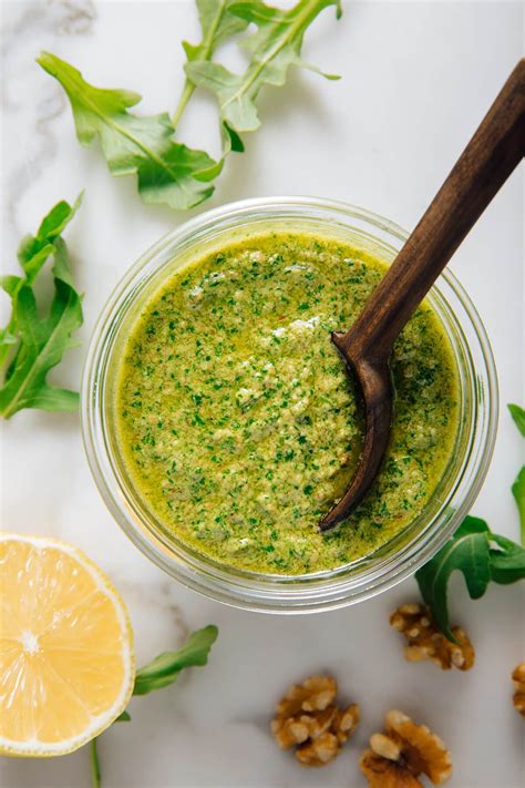 Répazöld pesto tálban
