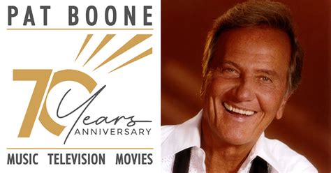 Pat Boone énekel a közönségnek
