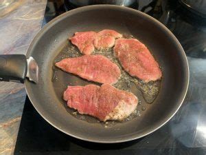 Gyros hús sütése serpenyőben