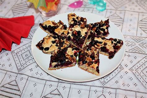 Különböző bogyós gyümölcsökkel díszített gluténmentes pite