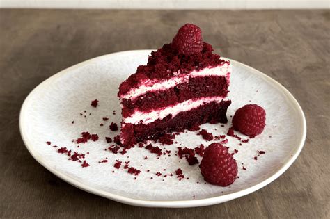 Vörös bársony torta alapanyagai egy asztalon