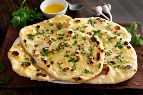 serpenyőben sülő, hólyagos tésztájú naan