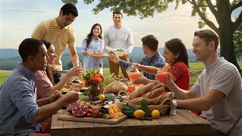 Emberek együtt étkeznek egy szociális étkezdében