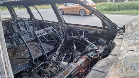 Egy ételszállító autó parkol egy lakótelep közelében