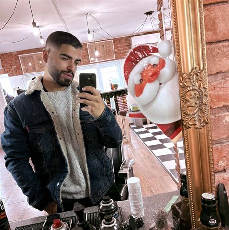 Egy idős asszony mosolyogva fogadja az ételt egy szociális munkástól