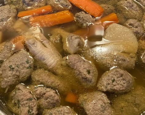 tálalt májgombócleves friss petrezselyemmel