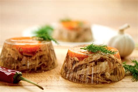 Különböző ételek zselatinnal: kocsonya, gyümölcszselé, aszpik