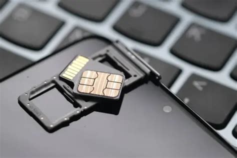Mobiltelefonok SIM-kártya foglalatokkal