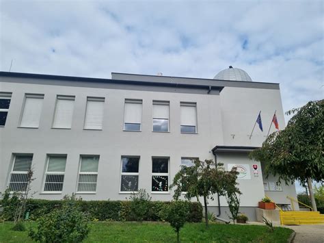 Az iskola épülete a '80-as években