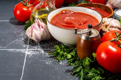 házi ketchup üvegben
