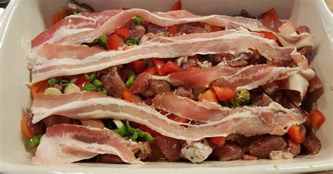 Szalonnával borított pulyka a tepsi alján zöldségekkel