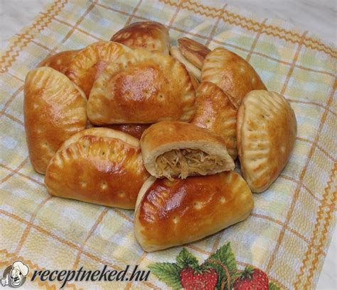 különböző káposztás sütemények tálalása