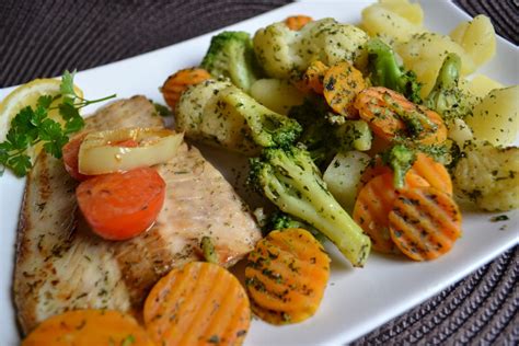Párolt halfilé friss zöldségekkel, egy tányéron