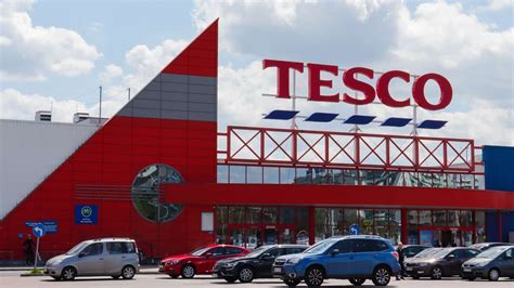 Tesco logó és üzlet