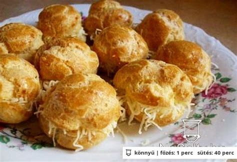 Sajtos fánk tálalva, bor és pezsgő mellett