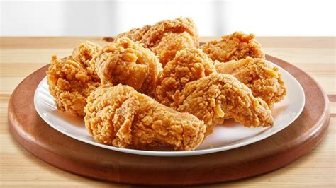 Tálalt KFC csirke szószokkal és körettel