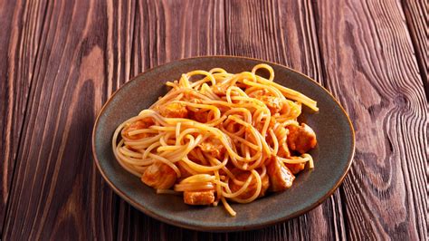Kész teriyaki csirkemell pirított spagettivel tálalva